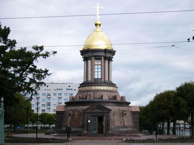 Свято-Троицкая часовня, возведенная два года назад на месте снесенного в 1933 году первого в Питере православного Свято-Троицкого храма